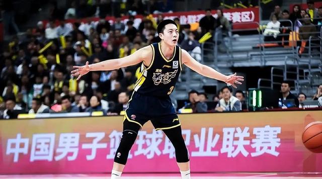 包含窗口期体能课后；深圳男篮完成体检备战NBA季后赛；质疑声仍在；数据趋势出现新变化的词条