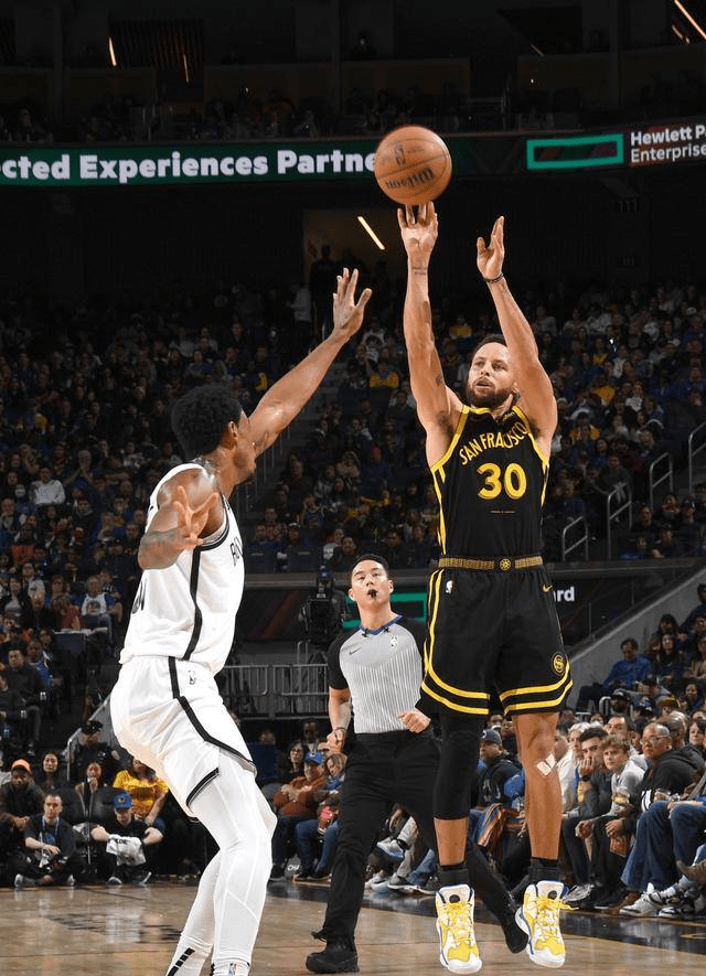 库里连续十场比赛得分超过惊险取胜，阿森纳挑战极限！的简单介绍