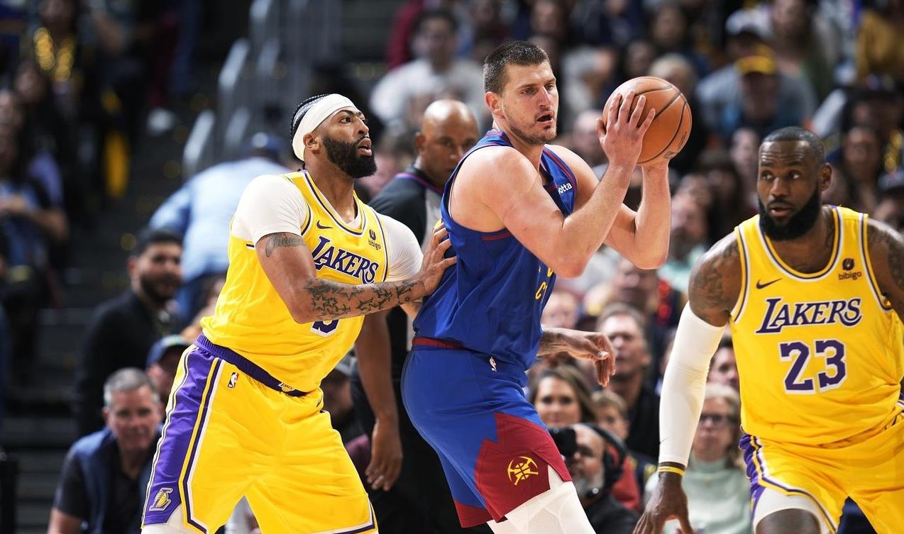 浓眉哥连续十五场比赛得分超过比分优势明显，MAD挑战极限！的简单介绍